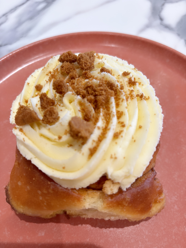 CREAM CHEESE ROLL