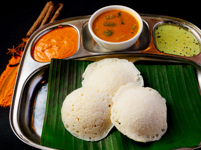 DT19. 3 pieces Idli With Sambhar And Chutney
