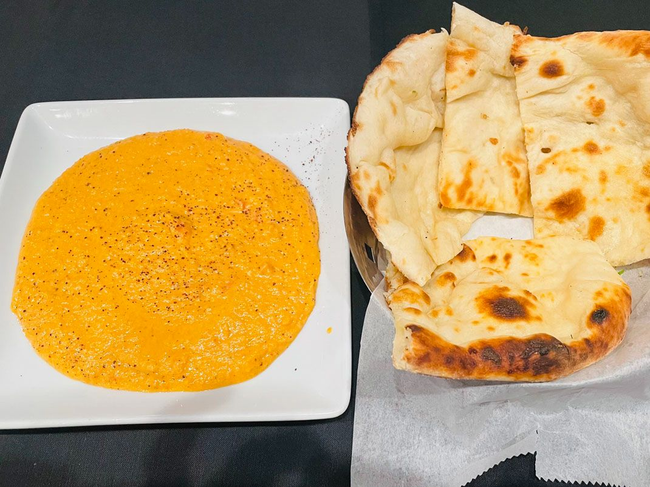 DC3. Spicy Red Pepper Hummus With Plain Naan