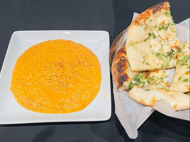 DC4. Spicy Red Pepper Hummus With Garlic Naan