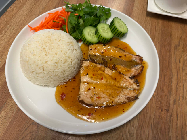 Vietnamese-Style Garlic Chili Salmon Bowl - Cơm cá hồi