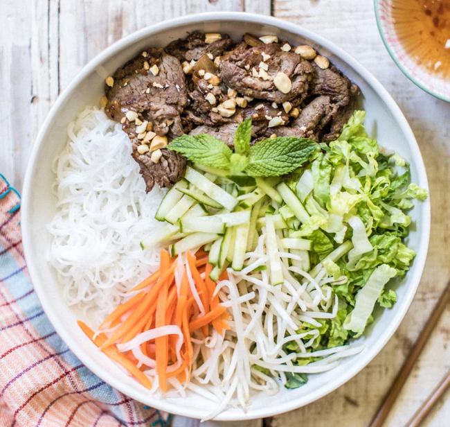 26. Grilled Beef  Vermicelli Bowl - Bún bò nướng