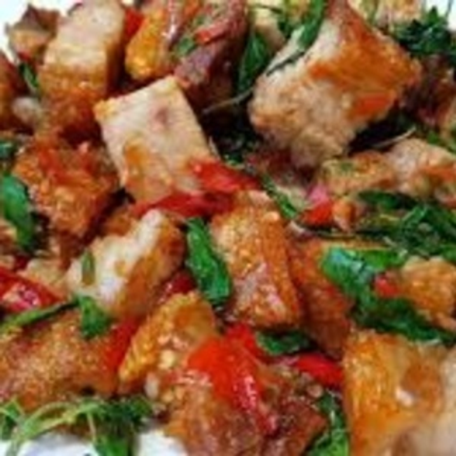 T4 Kra Poa Moo  Crispy Pork or Minced Pork
