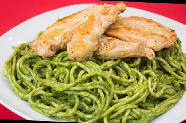 Tallarin Verde Pechuga a la Plancha