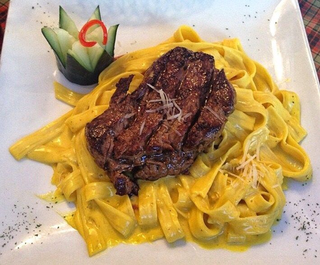 Tallarin a la Huancaina Bistec