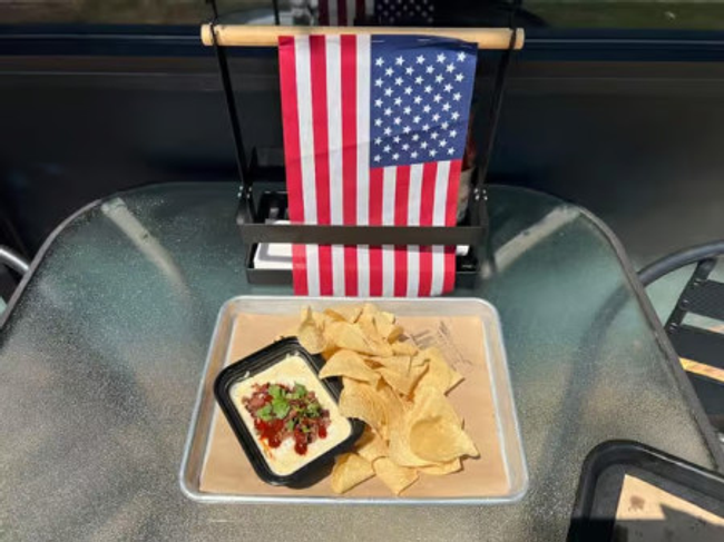 Brisket Queso w/ Chips (entrada)