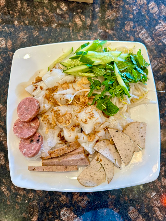 M01. Banh Cuon Nong/Steamed Rice Rolls