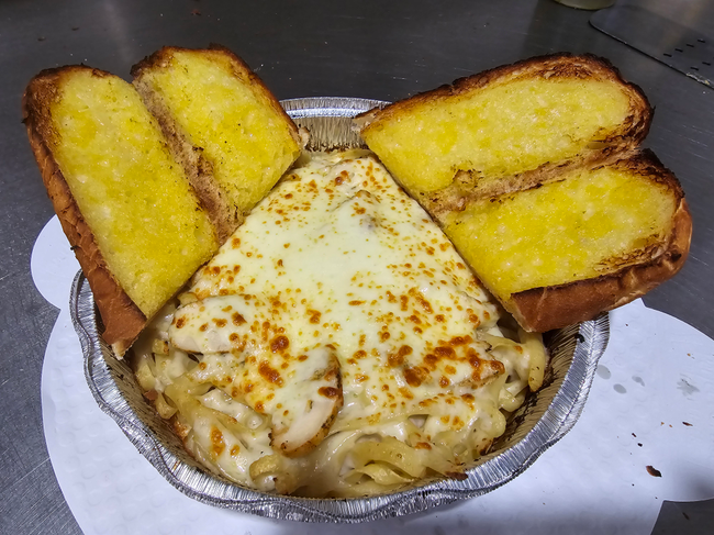 Fettuccine Alfredo w/garlic bread