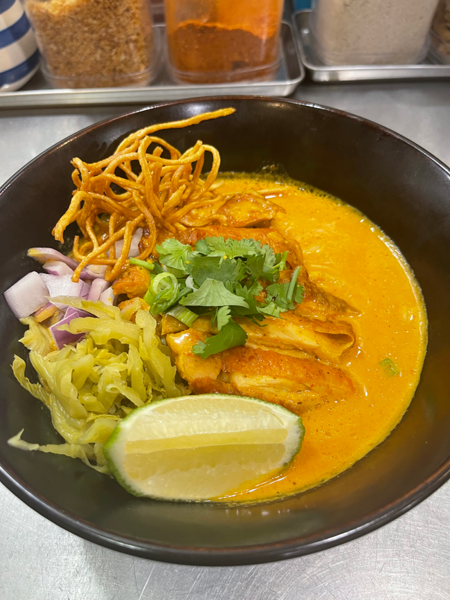 Kao soy  with grilled chicken ( curry noodles)