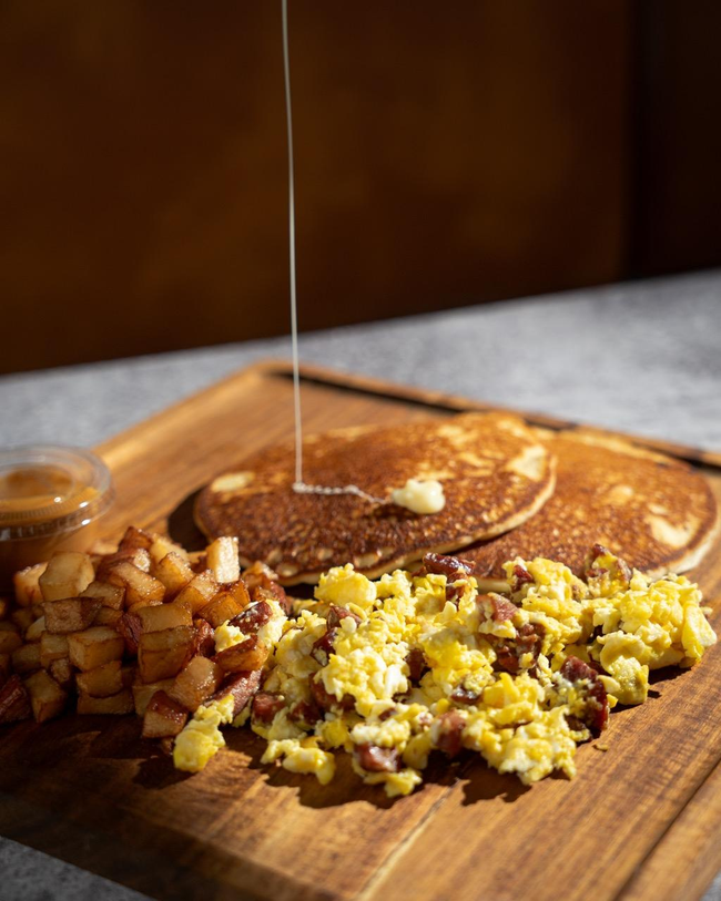 Pancakes & Eggs