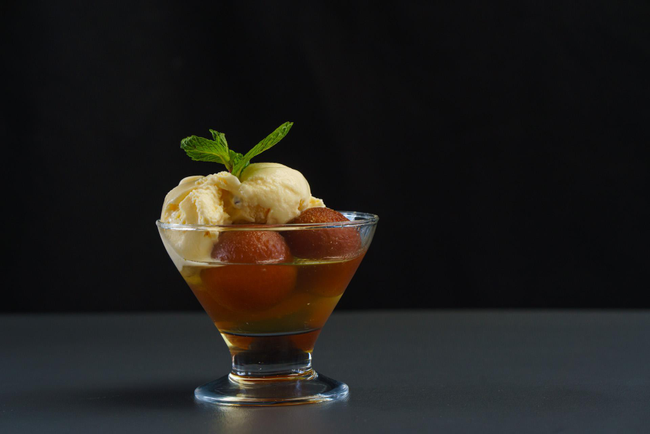 Gulab Jamoon With Ice Cream