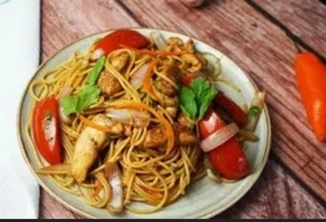 Tallarin Saltado de Pollo (stir fry chicken and noodles)