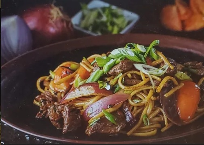 Tallarin Saltado de Carne (stir fry meat and noodles)