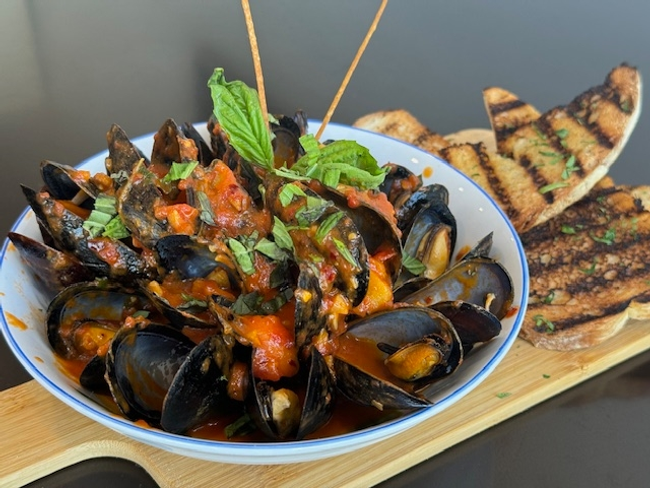 Mussels in Fra Diavlo/Marinara Sauce?White Wine sauce