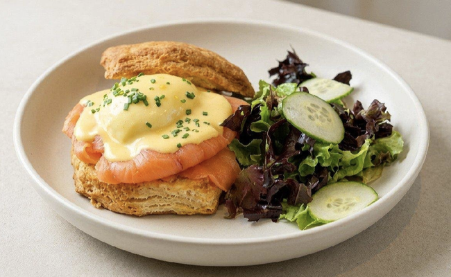 Benedict - Smoked Salmon with Side Salad (EGG)