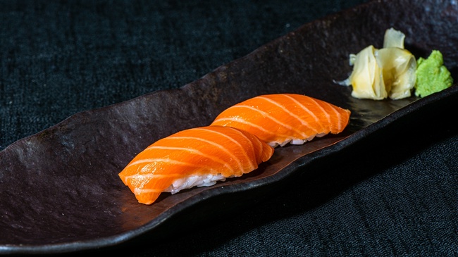 Salmon Sushi (2 pcs)