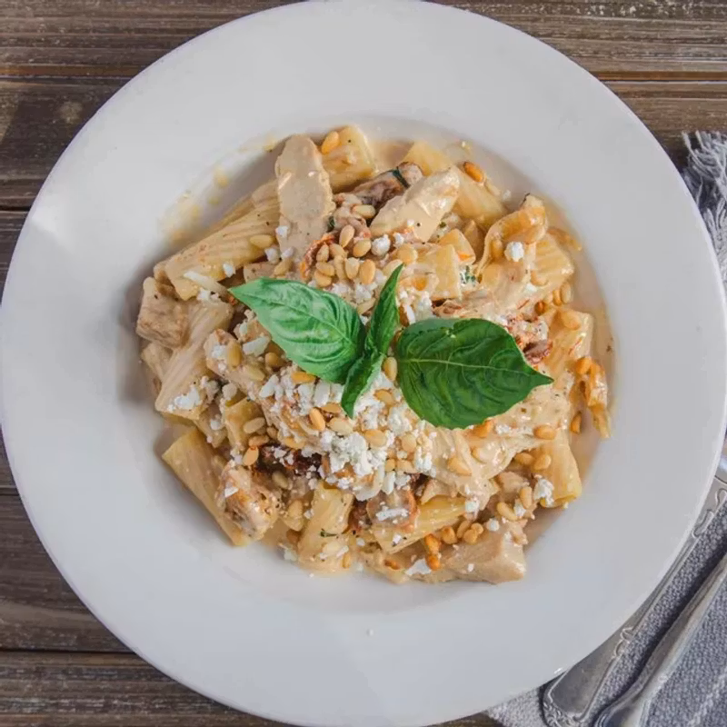 Camera rigatoni with chicken, Italian sausage, sun-dried tomatoes, and sherry cream sauce